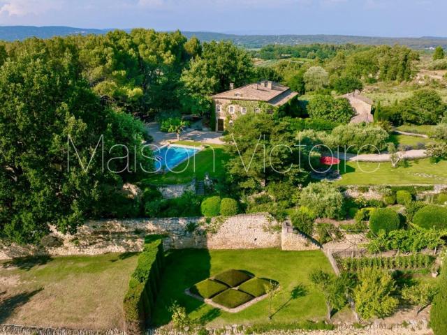 Domaine remarquable avec bastide sur 4,5 hectares de jardins. 674m² Oppède