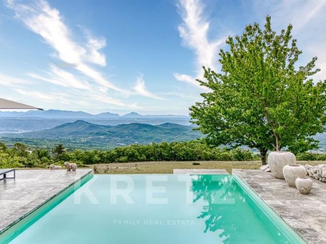 Domaine rénové de plus de 260m2 – 20 ha – Vue exceptionnelle. 260m² Cruis