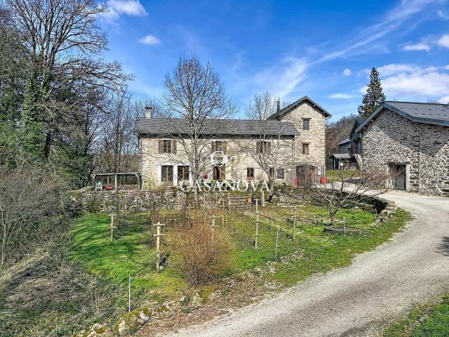 Domaine touristique avec gîtes et salle de réception sur 4 h. 480m² La Salvetat sur Agout