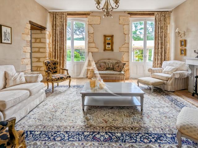 Domaine touristique de charme avec gîtes et piscines 717m² Saint Front sur Lémance