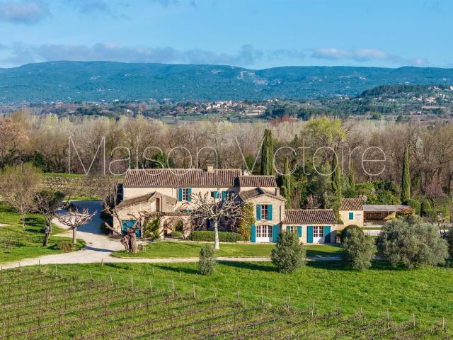 Domaine viticole du Luberon sur 34ha avec mas. 260m² Ménerbes