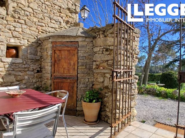 Domaine viticole 47 ha en bio, 26 ha AOC Minervois et La Livinière, mas 441 m², 5 logements, piscine