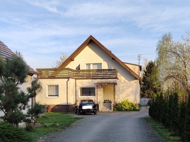 Przestronny dom 170 m² z ogrodem i garażami w Domecko