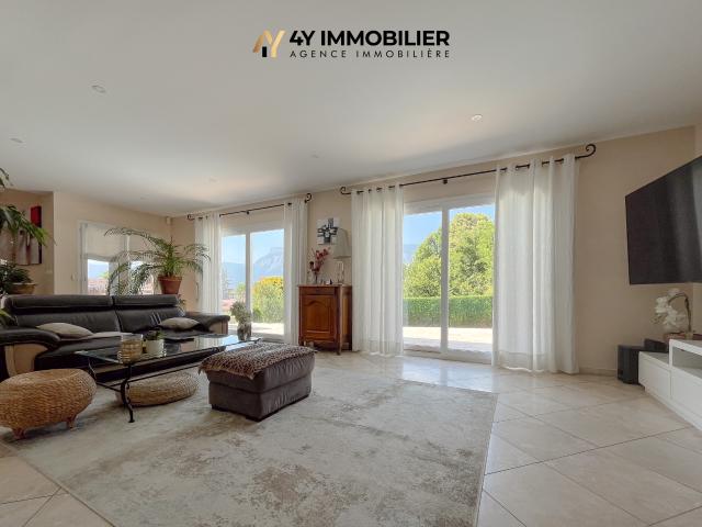 DOMÈNE Villa de 262 m2 avec piscine