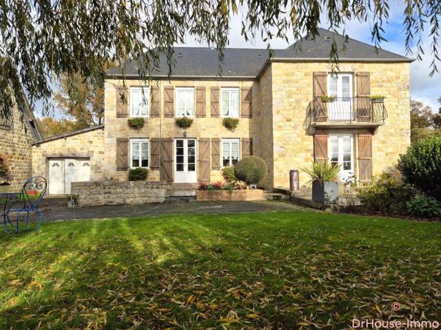Domfront, sortie de ville, au bout d'un chemin, maison en pierres, 4 chambres, bureau sur terrain de 7000 m2 env avec dépendance