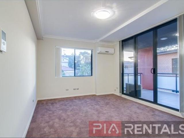 Don't miss out! Modern One bedroom Apartment plus study. Walking distance to Norwest Metro