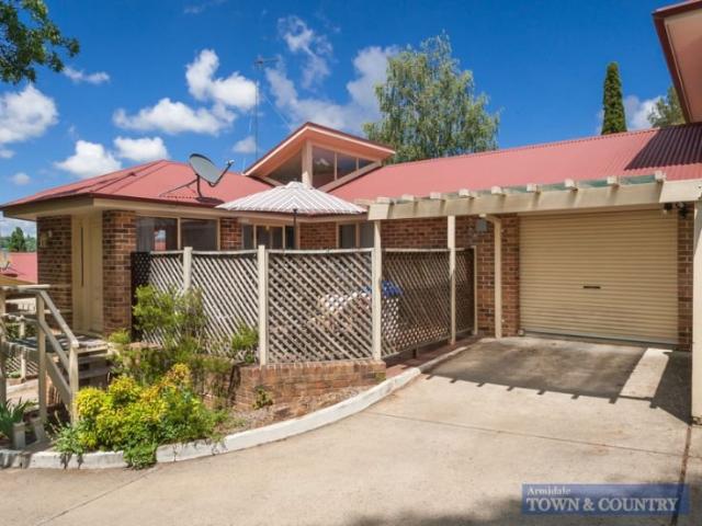 DON'T MISS THIS EXECUTIVE VILLA!