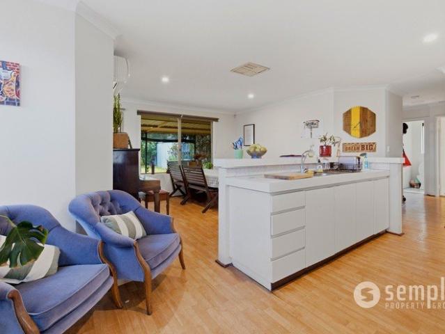 PRICED TO SELL Don't walk, RUN ! GREAT PROPERTY IN GREAT LOCATION
