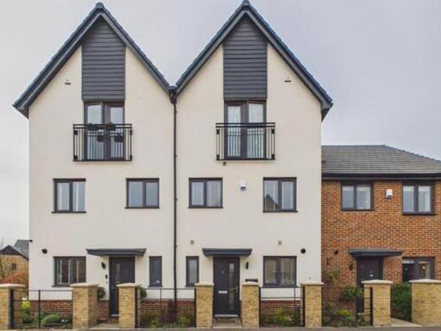 Donald Campbell Way, Crowthorne, 4 Bedroom Terraced