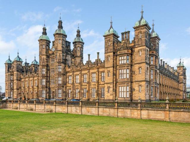 Donaldson Drive, Edinburgh, EH12 3 bed flat to rent £3,745 pcm £864 pw