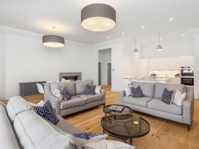 Donaldson Drive, Edinburgh, EH12 2 bed flat to rent £3,100 pcm £715 pw