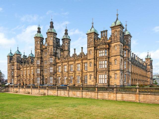 Donaldson Drive, West End, Edinburgh. 3 bed duplex to rent £4,250 pcm £981 pw