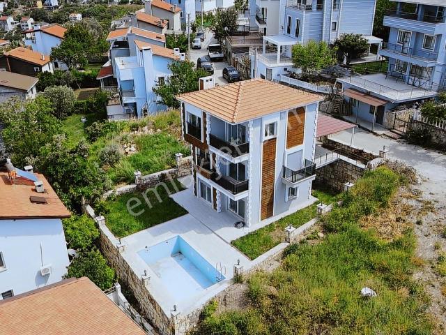 Donatkent'te Özel Havuzlu Deniz Manzaralı Tripleks Villa