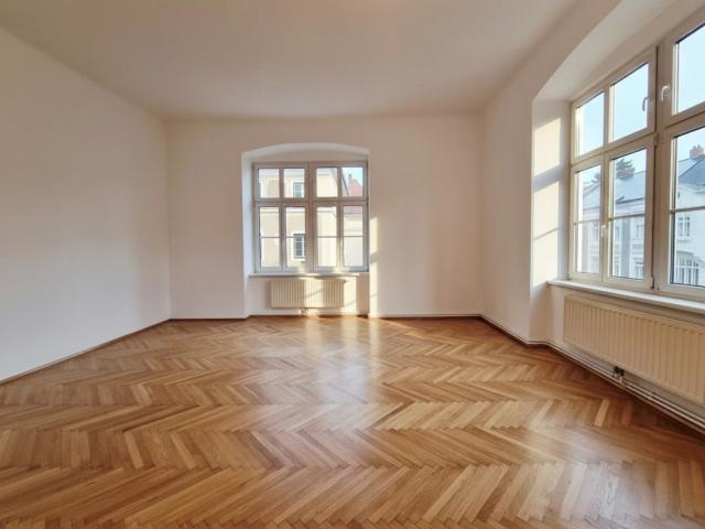 Donau Uni & IMC Nähe: 146m² Stilaltbau mit Fischgrätparkett & Flügeltüren