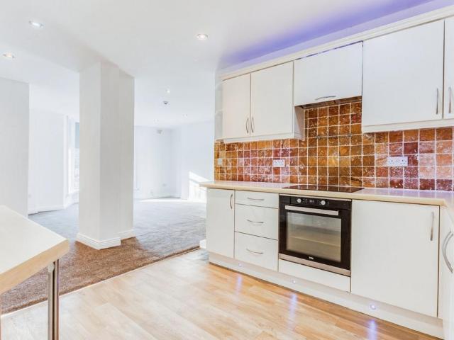 Doncaster Road, West Yorkshire WF1 1 bed apartment to rent £750 pcm £173 pw