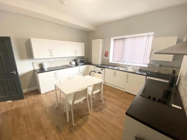 Doncaster Road, Barnsley, South. 6 bed house share to rent £412 pcm £95 pw