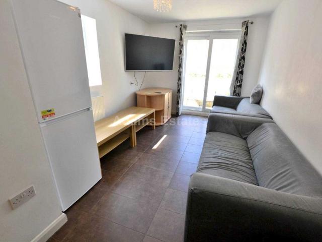 Donnington Gardens, Reading 7 bed terraced house to rent £3,500 pcm £808 pw