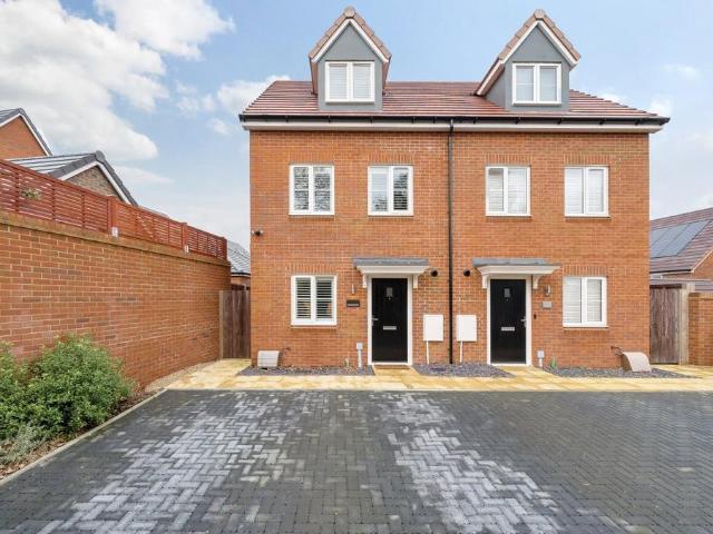 Donnington Grove, Bracknell RG42 3 bed semi detached house to rent £2,200 pcm £508 pw