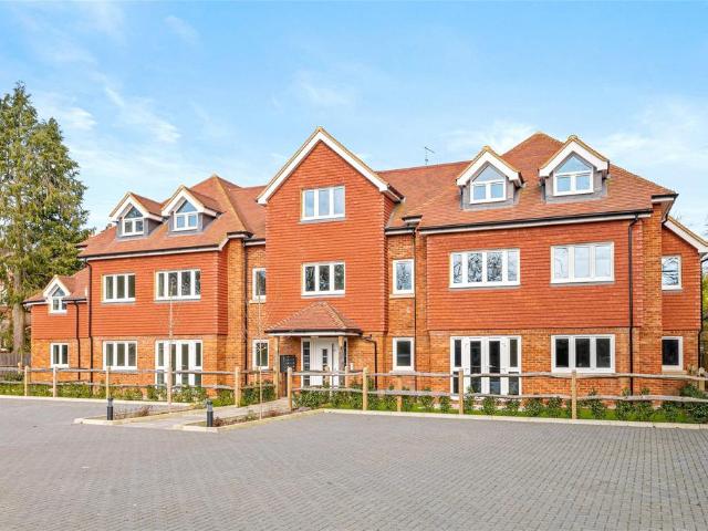 Doods Park Road, Reigate, Surrey, RH2 2 bed apartment to rent £2,150 pcm £496 pw