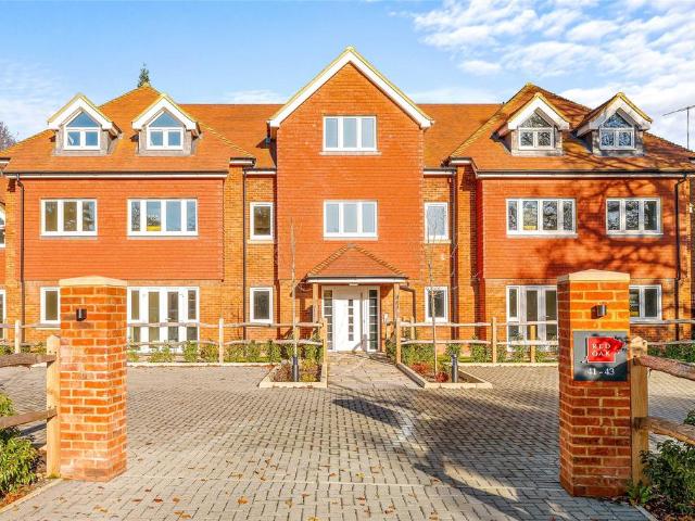 Doods Park Road, Reigate, Surrey, RH2 2 bed apartment to rent £2,200 pcm £508 pw