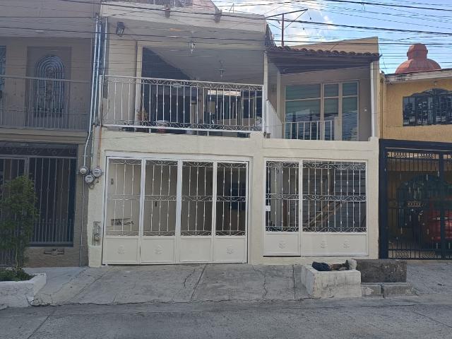 ¡Doble flujo de efectivo! CASA EN VENTA con 2 departamentos independientes en ubicación privilegiada en la colonia Independencia
