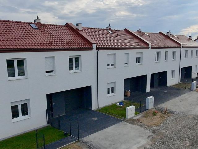 Do sprzedania dom szeregowy 115 m² z garażem w Dobrzykowicach