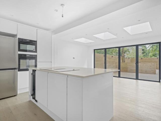 Dobson Close, Swiss Cottage, NW6 4 bed flat to rent £5,250 pcm £1,212 pw