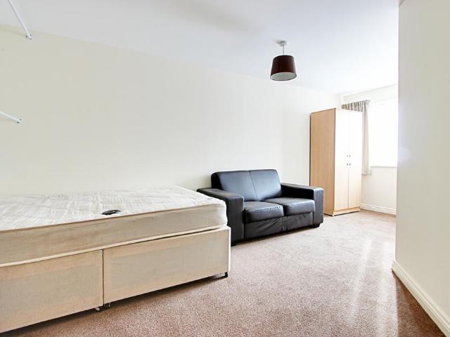 Dock Road, Tilbury RM18 1 bed flat to rent £1,050 pcm £242 pw
