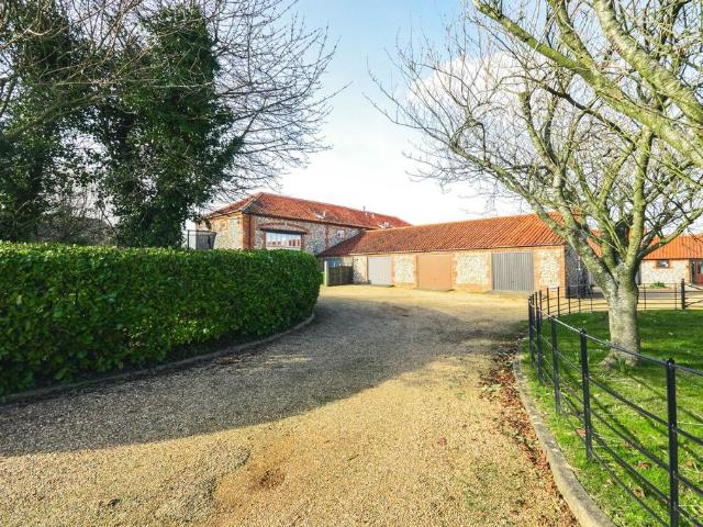 Docking Road, Burnham Market, PE31 3 bed barn conversion to rent £1,600 pcm £369 pw