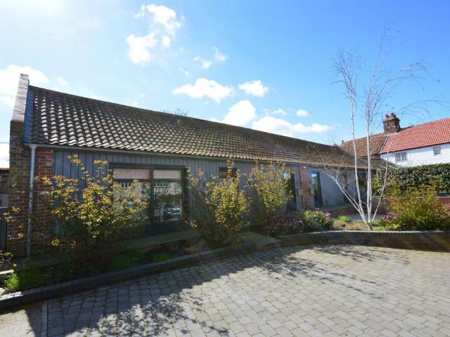Docking 1 bed semi detached bungalow to rent £900 pcm £208 pw