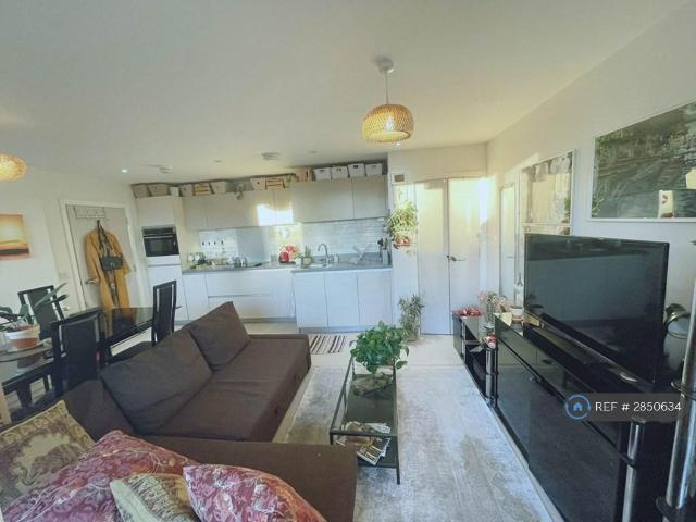 Docklands, London, E16 1 bed flat to rent £1,900 pcm £438 pw