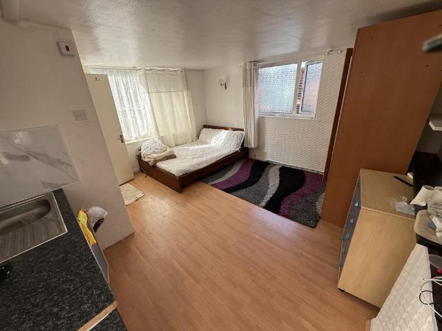 Dockwell Close, FELTHAM, Middlesex, TW14 3 bed flat to rent £2,500 pcm £577 pw