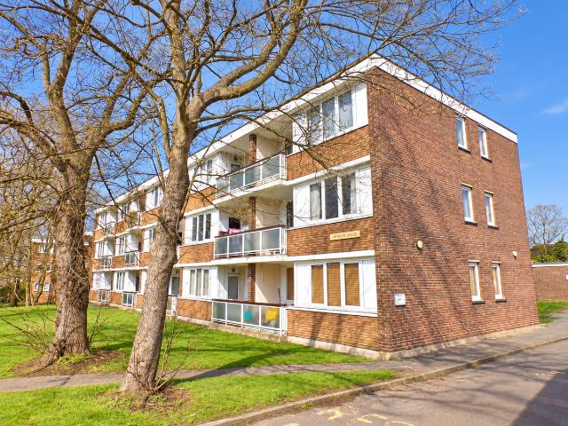 Doddinghurst Road, Brentwood CM15, 2 bed flat to rent, £1,350 pcm | PrimeLocation