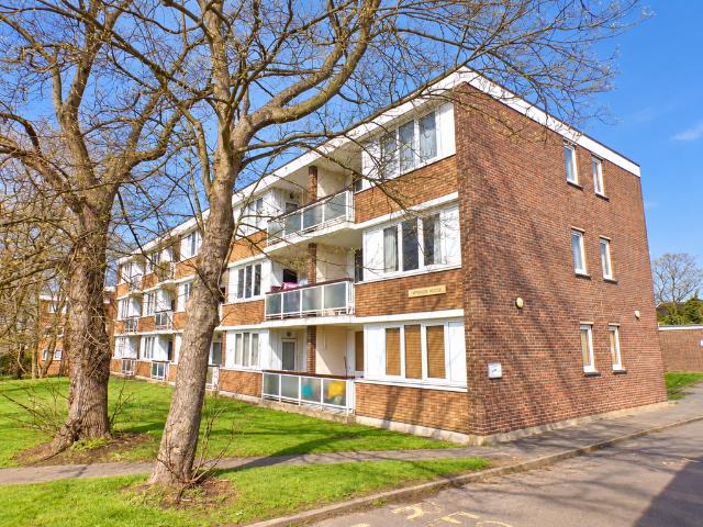 Doddinghurst Road, Brentwood, CM15 2 bed flat to rent £1,350 pcm £312 pw
