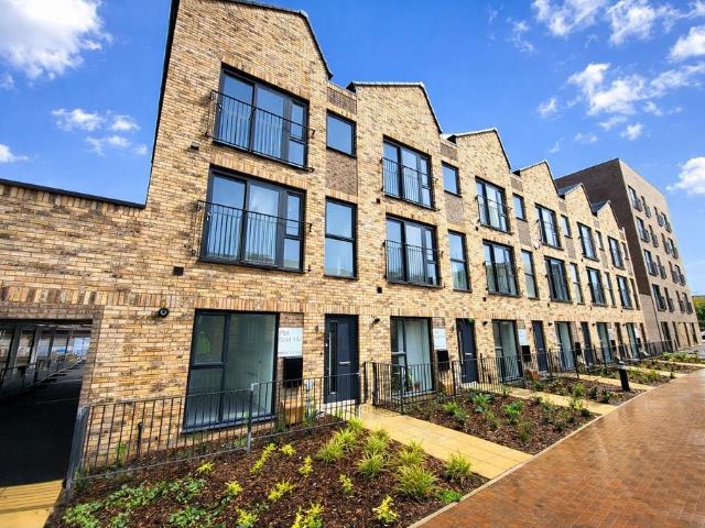 Dodie Smith Walk, Stretford. 3 bed townhouse to rent £2,100 pcm £485 pw