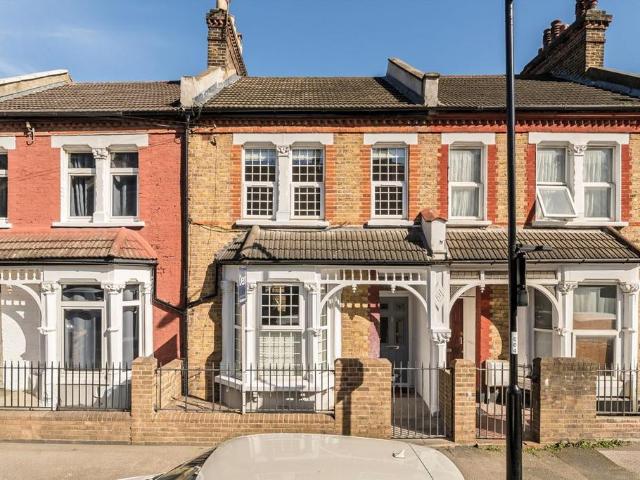 Doggett Road, London SE6 3 bed detached house to rent £2,500 pcm £577 pw