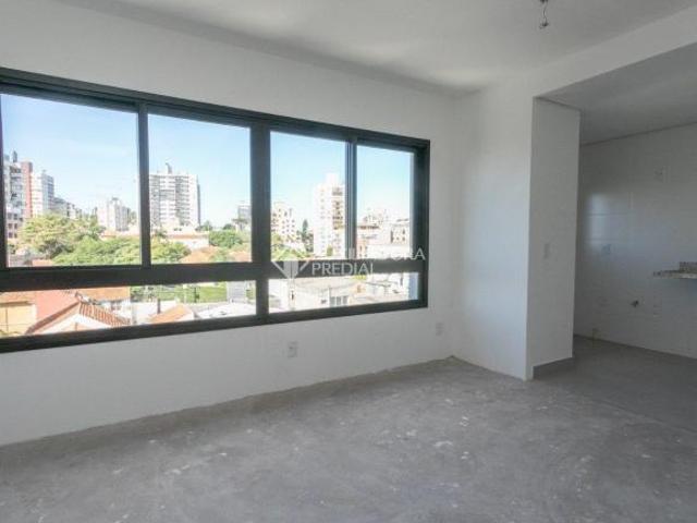 Dois dormitórios com suíte, churrasqueira, duas vagas de garagem