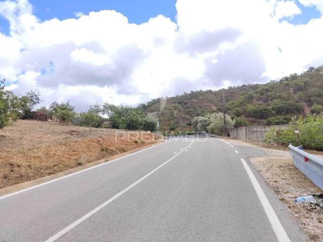 Dois parcelas para construção Divididas por uma estrada municipal