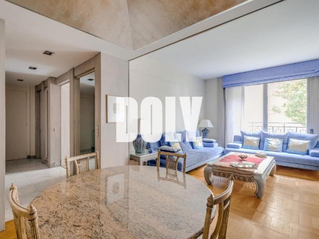 DOLY APPARTEMENT AVENUE MONTAIGNE, 75008
