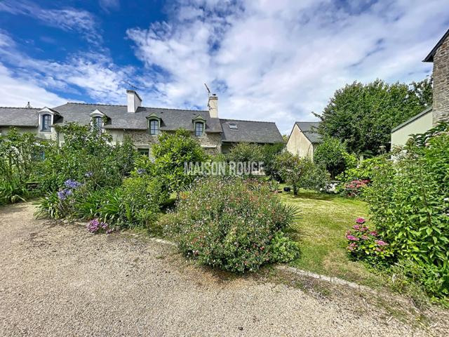 DOL DE BRETAGNE Maison de ville en pierres de caractère avec terrasses, jardin paysagé et prestations de qualité