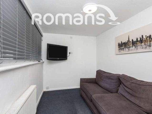 Dollis Drive, Farnham, GU9