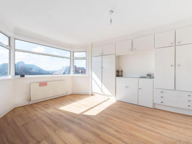Dollis Hill Avenue, Gladstone Park. 4 bed semi detached house to rent £3,500 pcm £808 pw