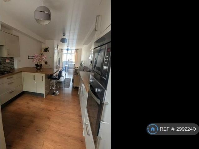 Dollis Hill Avenue, London, NW2 2 bed semi detached house to rent £2,500 pcm £577 pw