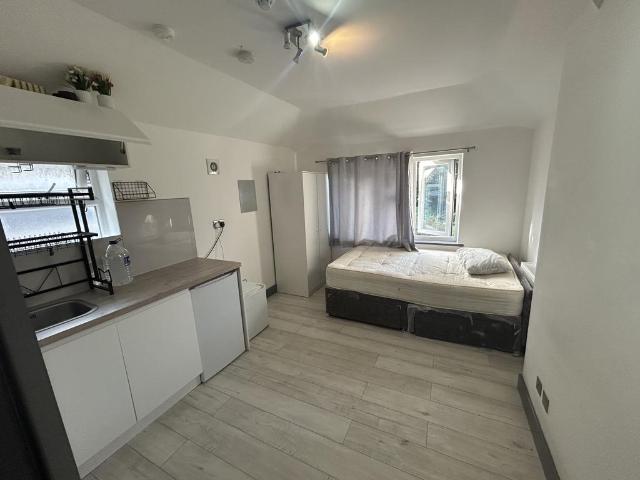 Dollis Hill Lane, London NW2 Studio to rent £1,280 pcm £295 pw