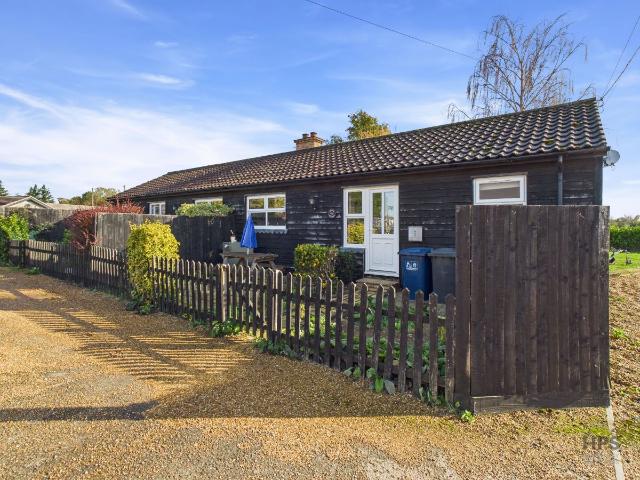 Dolls Cottage, New Farm, Green End, Landbeach, Cambridge CB25, 2 bed bungalow to rent, £1,200 pcm | PrimeLocation