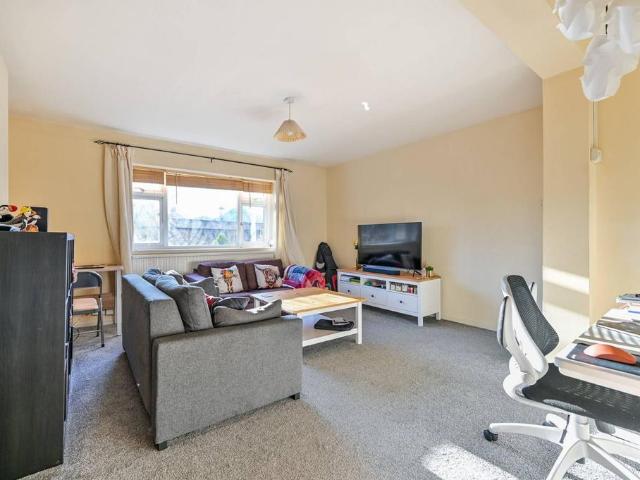 Dolphin Close, London, KT6 4DZ, United Kingdom | 2 bed apartment for rent #138694857 | Rentberry