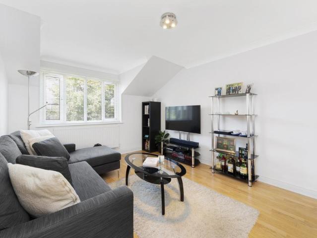 Dolphin Court, SW19 2 bed flat to rent £3,250 pcm £750 pw