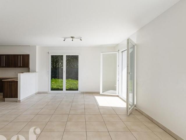 Charmante 5,5 Zimmer Doppelhaushälfte mit Garagen im modernen Stil und in grüner Umgebung zum Verkauf in Blonay