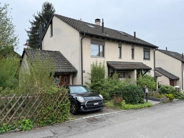 Doppeleinfamilienhaus mit Garage und Garten