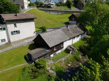Doppeleinfamilienhaus mit grossem Garten an ruhiger Lage in Riedern GL